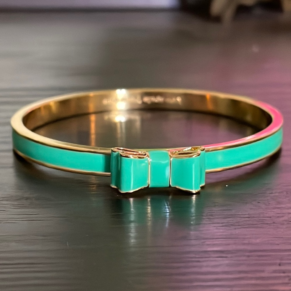 CLOSET CLOSING Kate Spade Take a Bow green bangle bracelet with cute box